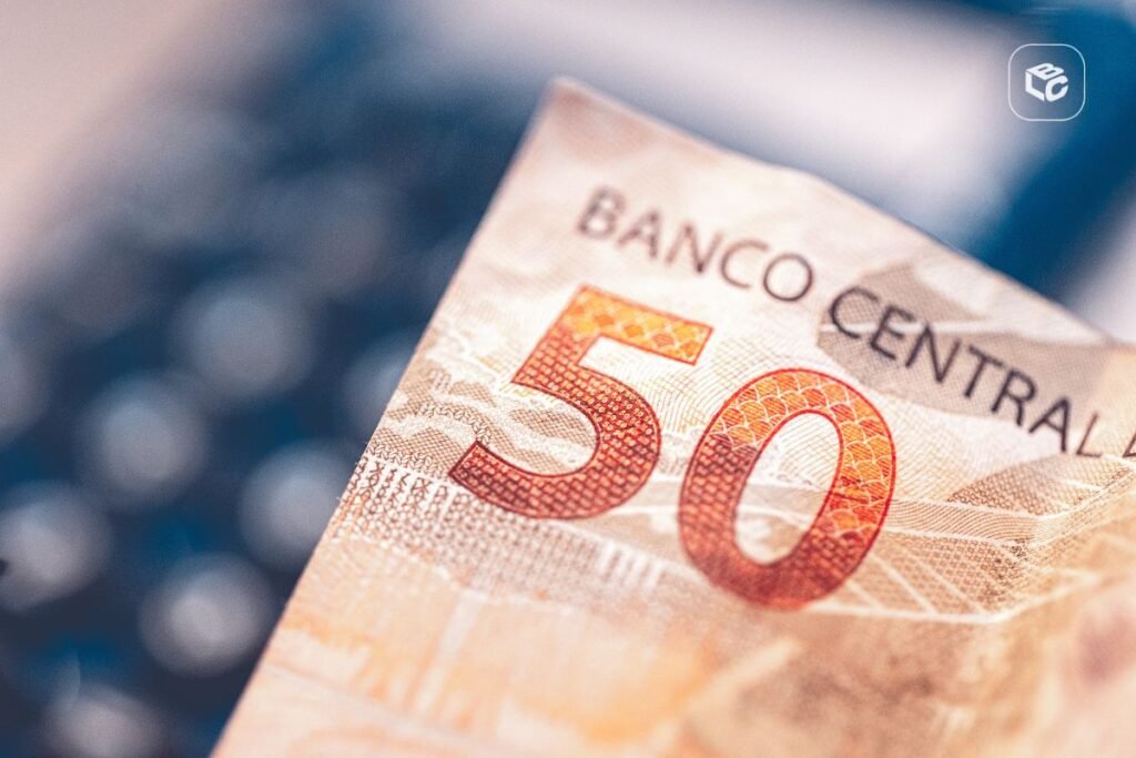 Nota de 50 reais do Banco Central em foco, com foco em RPV do INSS