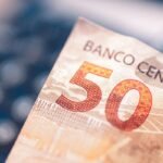 Nota de 50 reais do Banco Central em foco, com foco em RPV do INSS