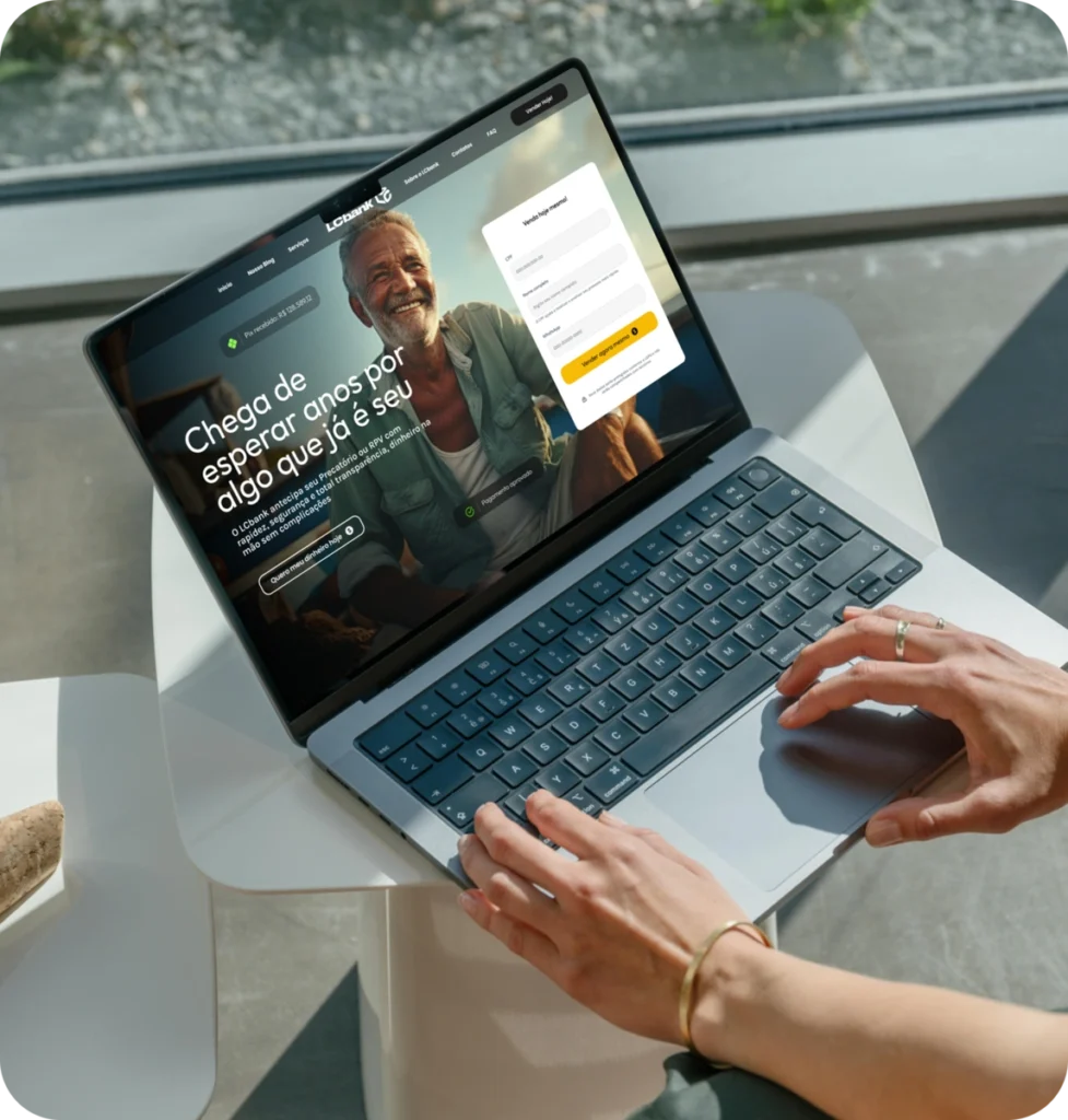 Laptop aberto exibindo site do banco LG Bank com um homem sorrindo